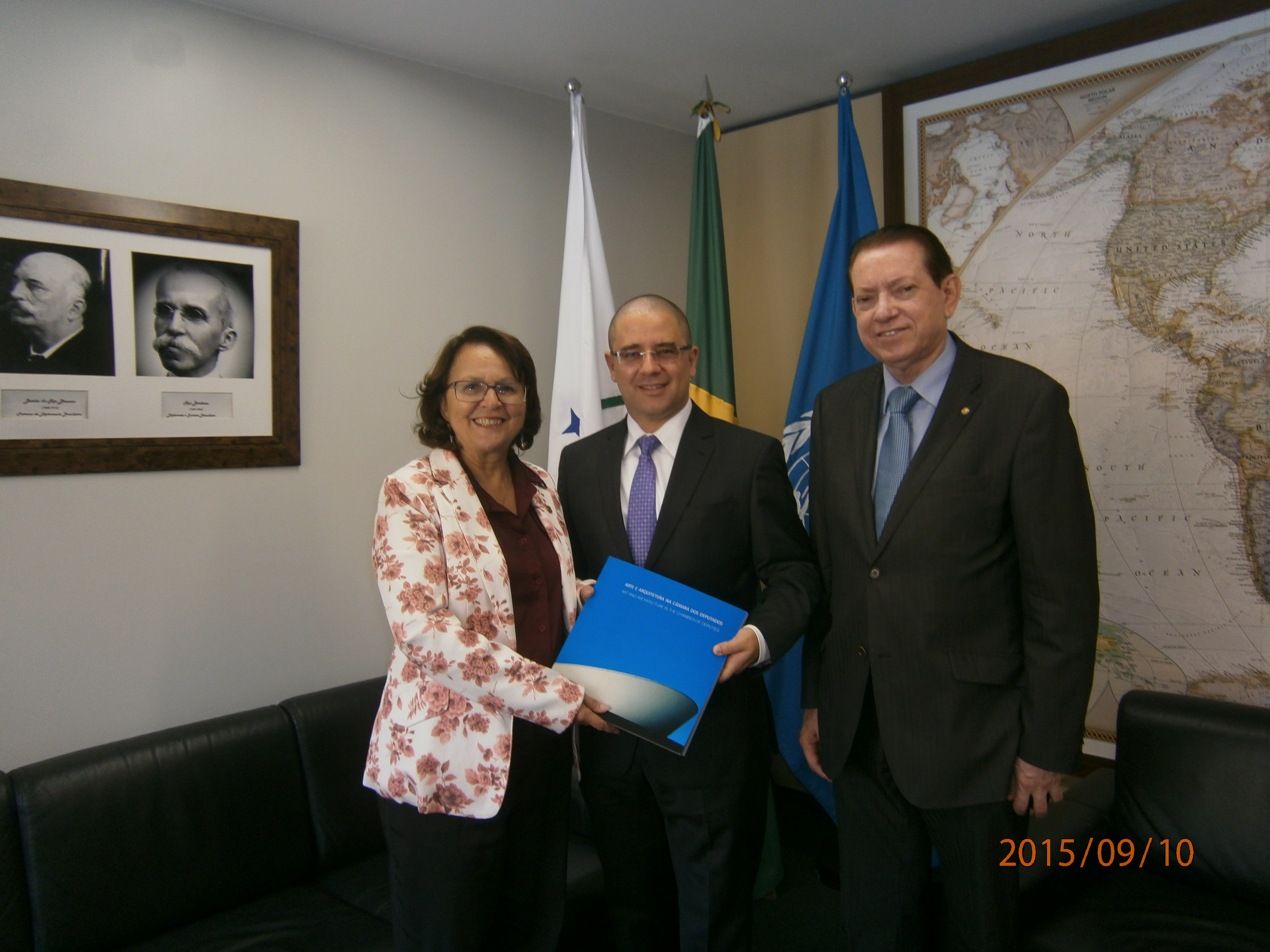 Embaixador Costarriquenho no Brasil, Jairo Valverde Bermudez, ao centro, com a Deputada Jô Moraes e o Deputado Edinho Bez -  Foto: Claudia Guerreiro