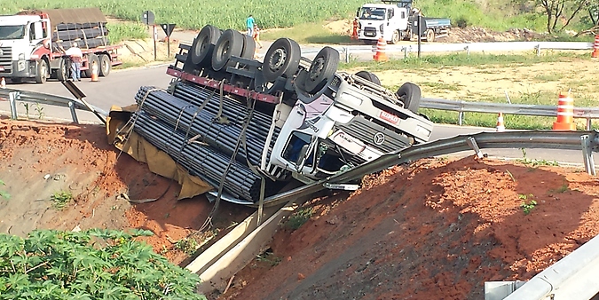 Transporte - Acidentes - acidente carreta caminhão perigo estradas capotamento