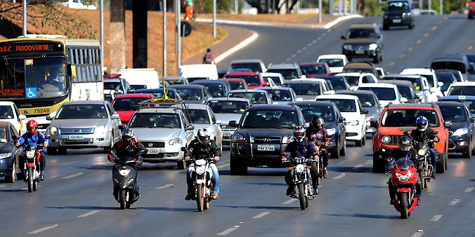 Transporte - motos - motocicletas trânsito velocidade tráfego motociclistas carros perigo