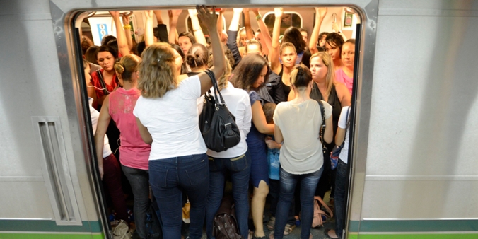 Transporte - metrô - vagão rosa exclusivo para mulheres feminino