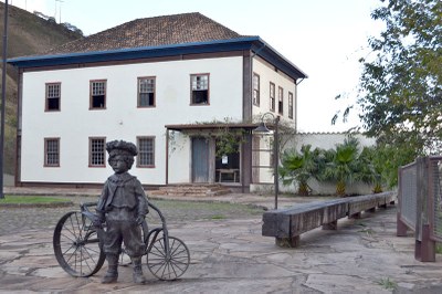 A Fazenda do Pontal, onde Drummond passou a infância, teve sua localização mudada pela exploração do ferro.