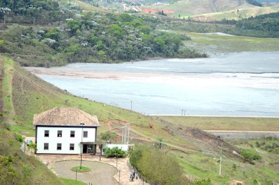 A antiga casa de Drummond foi remontada, décadas depois, às margens do lago de rejeitos da exploração de ferro.