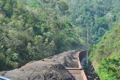 O minério de ferro normalmente é transportado de trem para os portos.