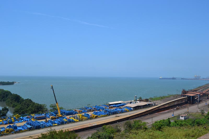 Esteiras por onde o minério de ferro é levado até os navios no Porto de Itaguaí (RJ)