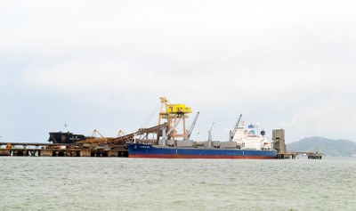Navio carregado com minério de ferro a caminho da exportação. A China é um dos principais destinos.