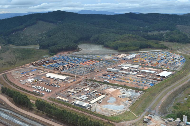Vista aérea das instalações de uma mineradora em Itabira (MG).