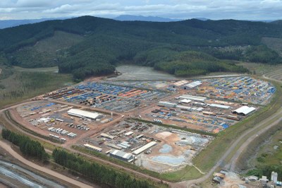 Vista aérea das instalações de uma mineradora em Itabira (MG).