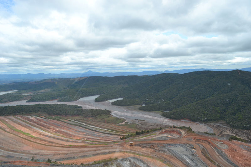 Áreas de exploração do ferro dividem a paisagem com as montanhas em Itabira (MG). 