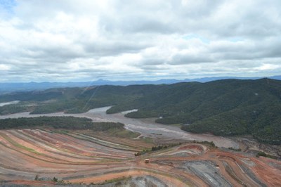 Áreas de exploração do ferro dividem a paisagem com as montanhas em Itabira (MG). 