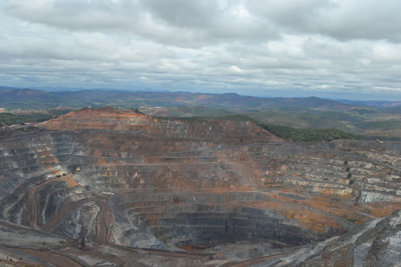 A exploração do ferro criou verdadeiras “crateras” na paisagem de Itabira (MG) com o passar dos anos.