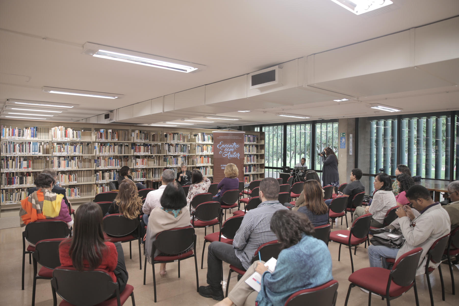 Público no Encontro com o Autor.