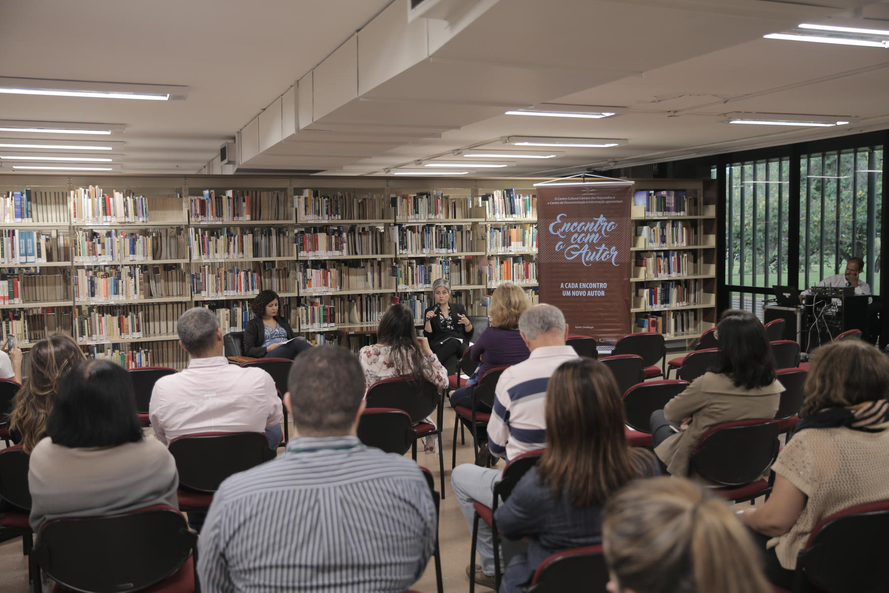 Público no Encontro com o Autor.