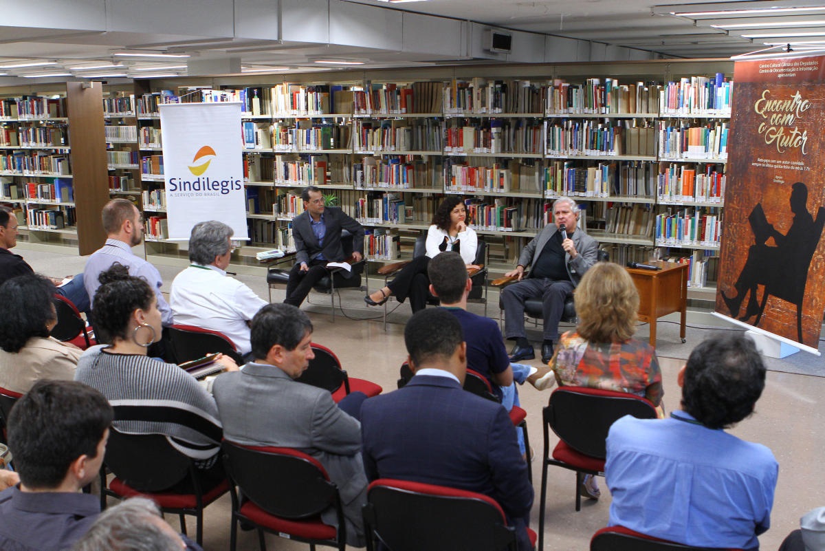 Palestra de Edmilson Caminha na Biblioteca da Câmara