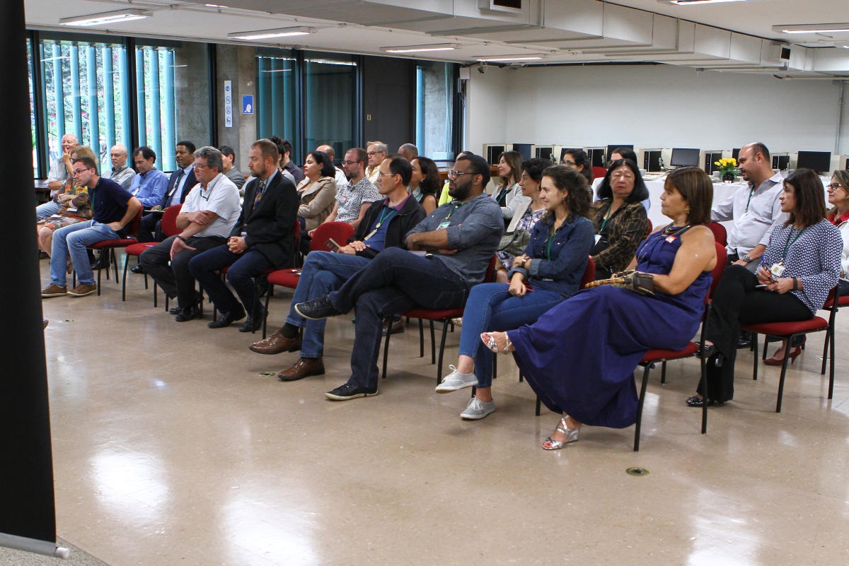 Público assistindo à palestra. 