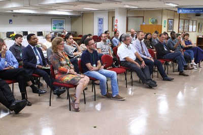 Público assistindo à palestra.