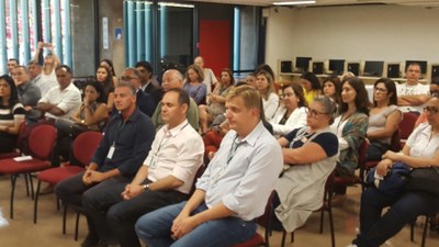 Público assistindo à palestra.