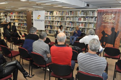 Público assistindo à palestra.