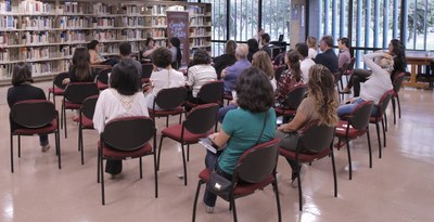 Público assistindo à palestra.