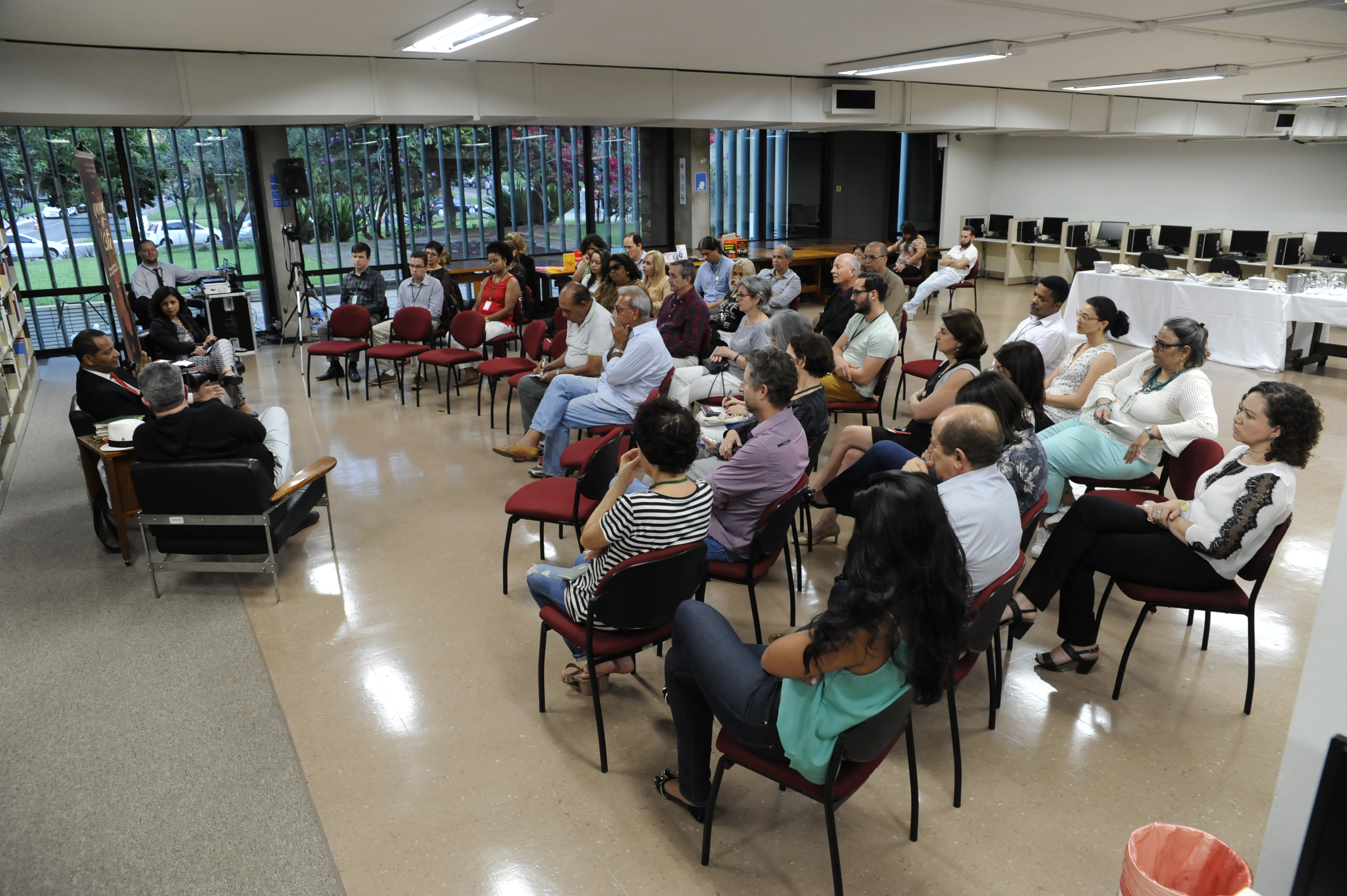 Público assistindo à palestra do Prof. Filemon Felix.