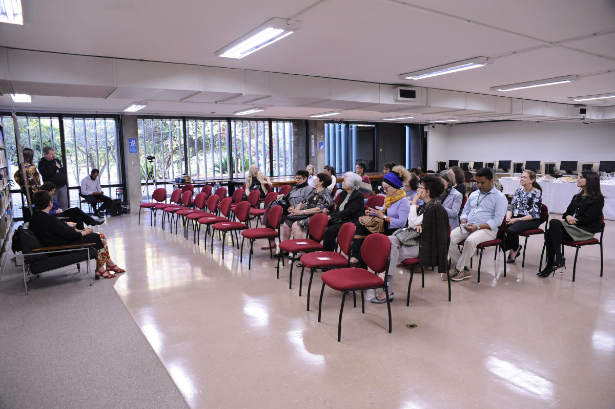 Público assistindo à palestra na Biblioteca da Câmara.