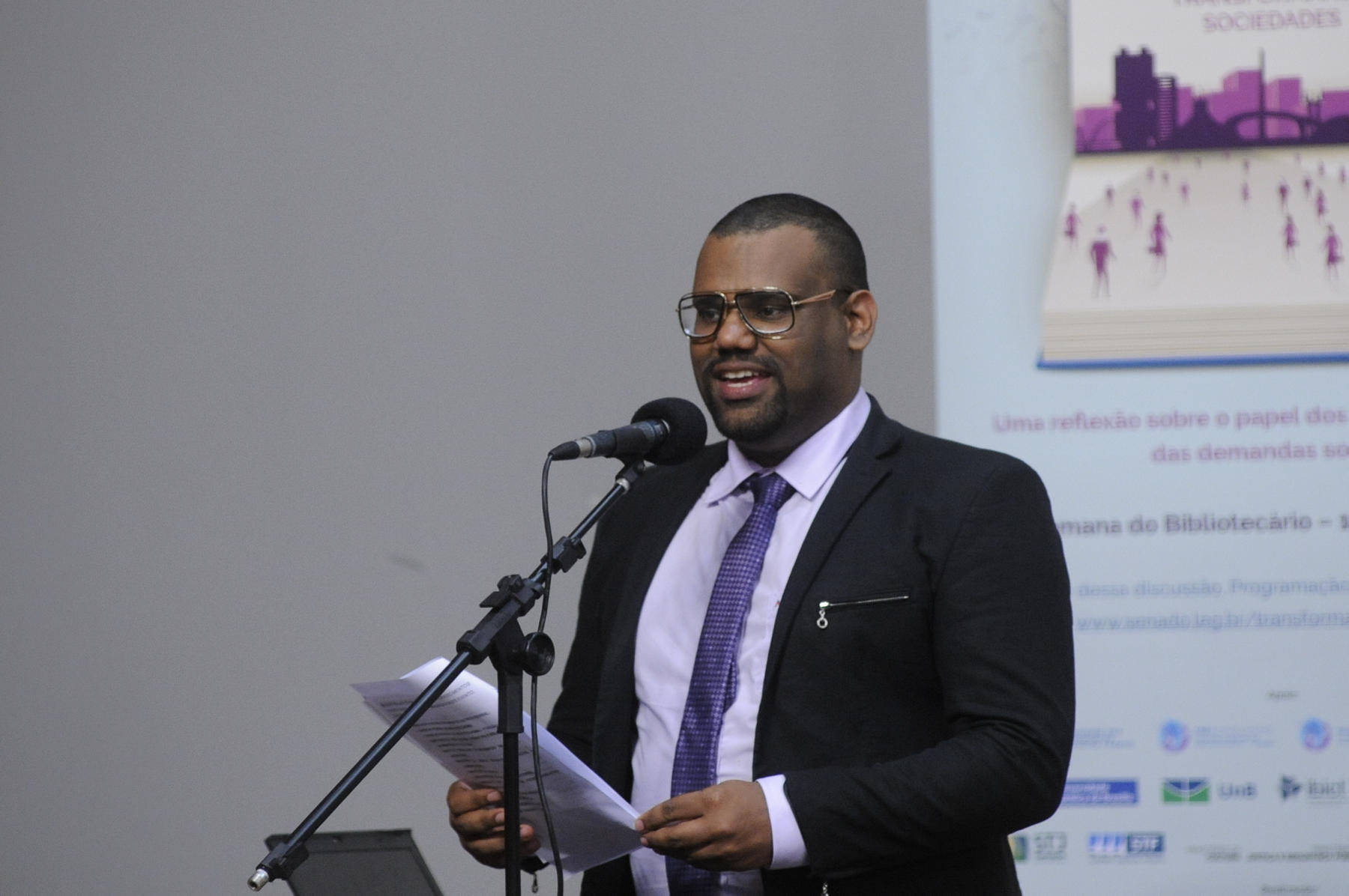 Raphael Cavalcanti, mestre de cerimônia do Seminário Transformando Bibliotecas, Transformando Sociedades.