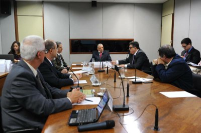 Deputados e palestrante em reunião do Cedes