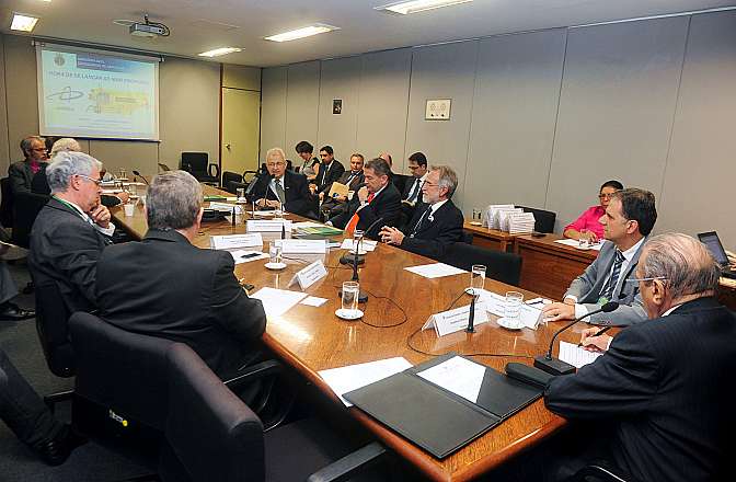 Foto mesa da reunião