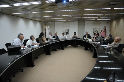 Equipe da Câmara dos Deputados em reunião no INPE.