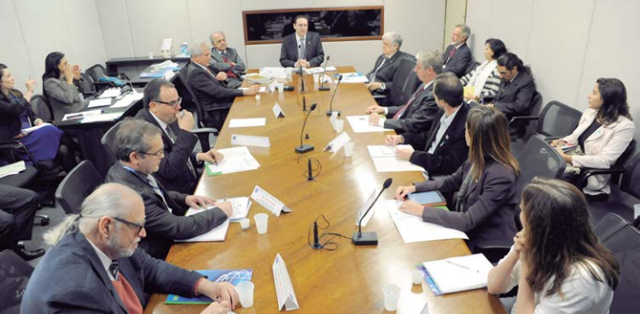 Universidades devem promover indústrias locais