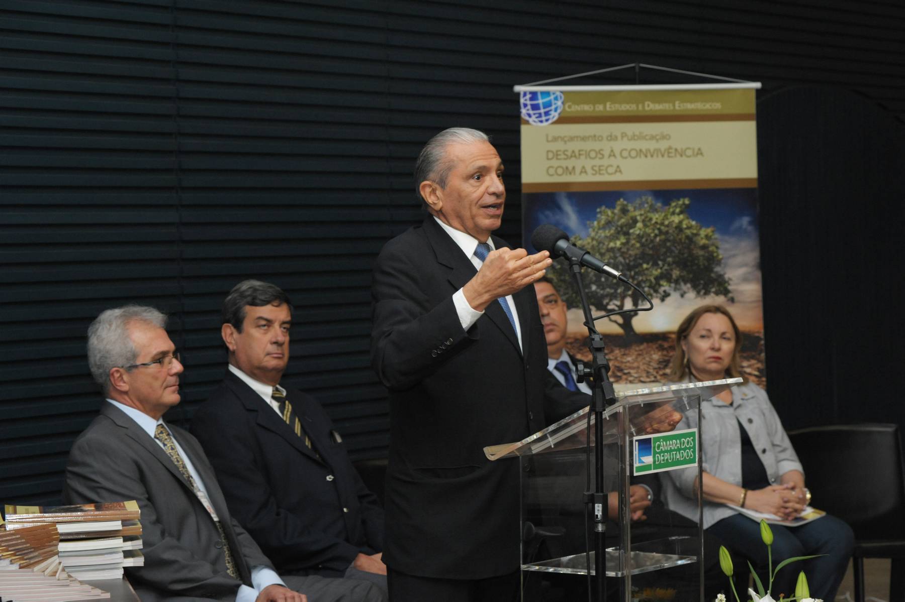 Dep. Inocêncio Oliveira discursa durante lançamento