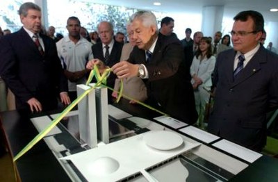 Foto do Presidente Arlindo Chinaglia desamarrando a fita de inaugura&ccedil;&atilde;o da maquete t&aacute;til do Congresso Nacional