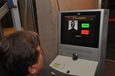 Foto 13 - Urna eletrônica