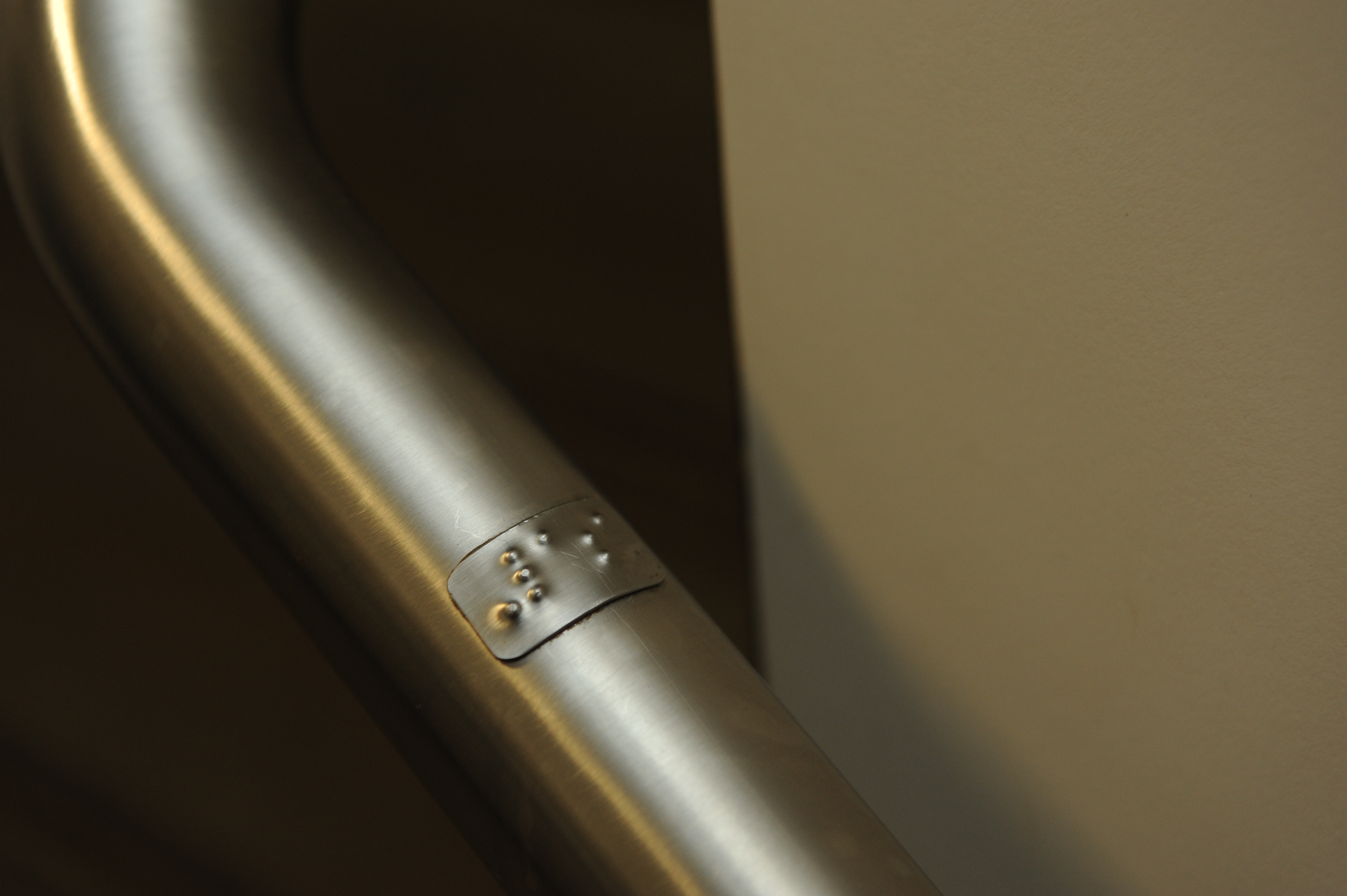 Foto 14 - Corrimão com sinalização em braille