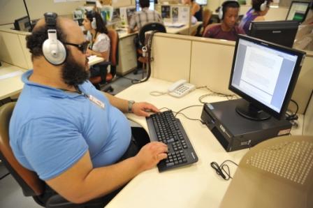 Foto 11 - Servidor com Deficiência Visual Utilizando Computador