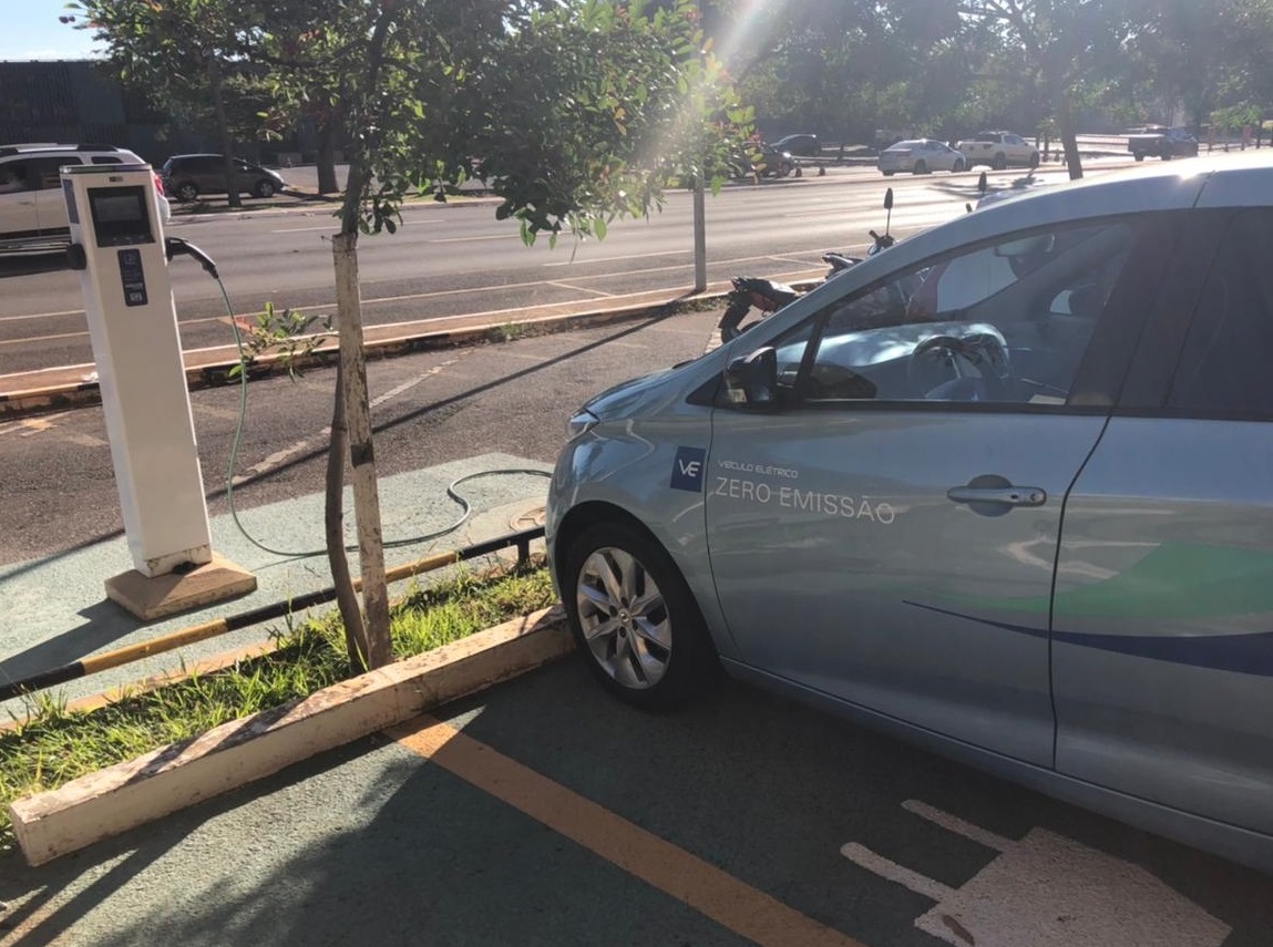 Câmara disponibiliza estacionamento para veículos elétricos
