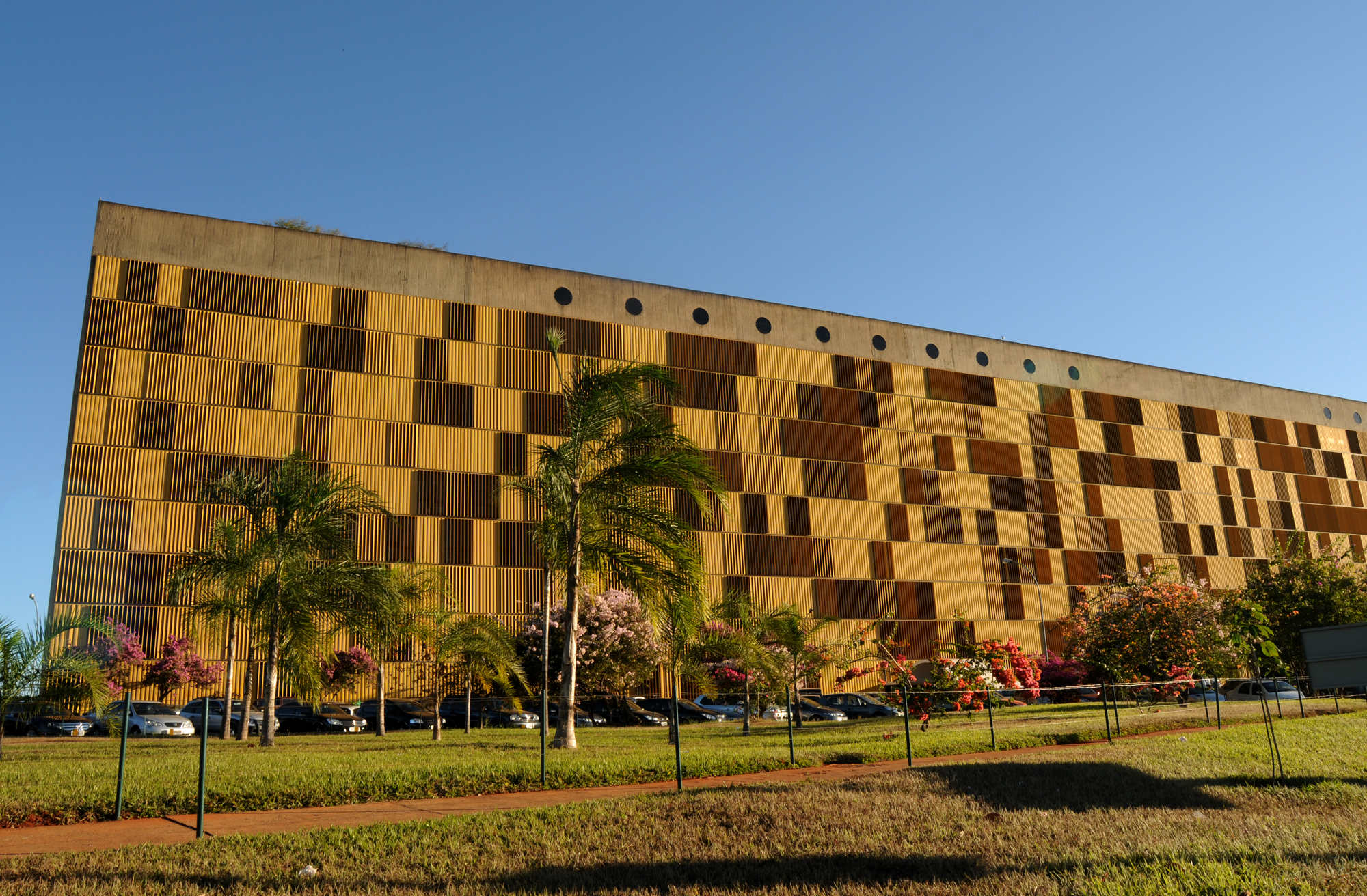 Câmara suspende irrigação do jardim do Anexo IV