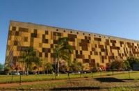 Câmara suspende irrigação do jardim do Anexo IV