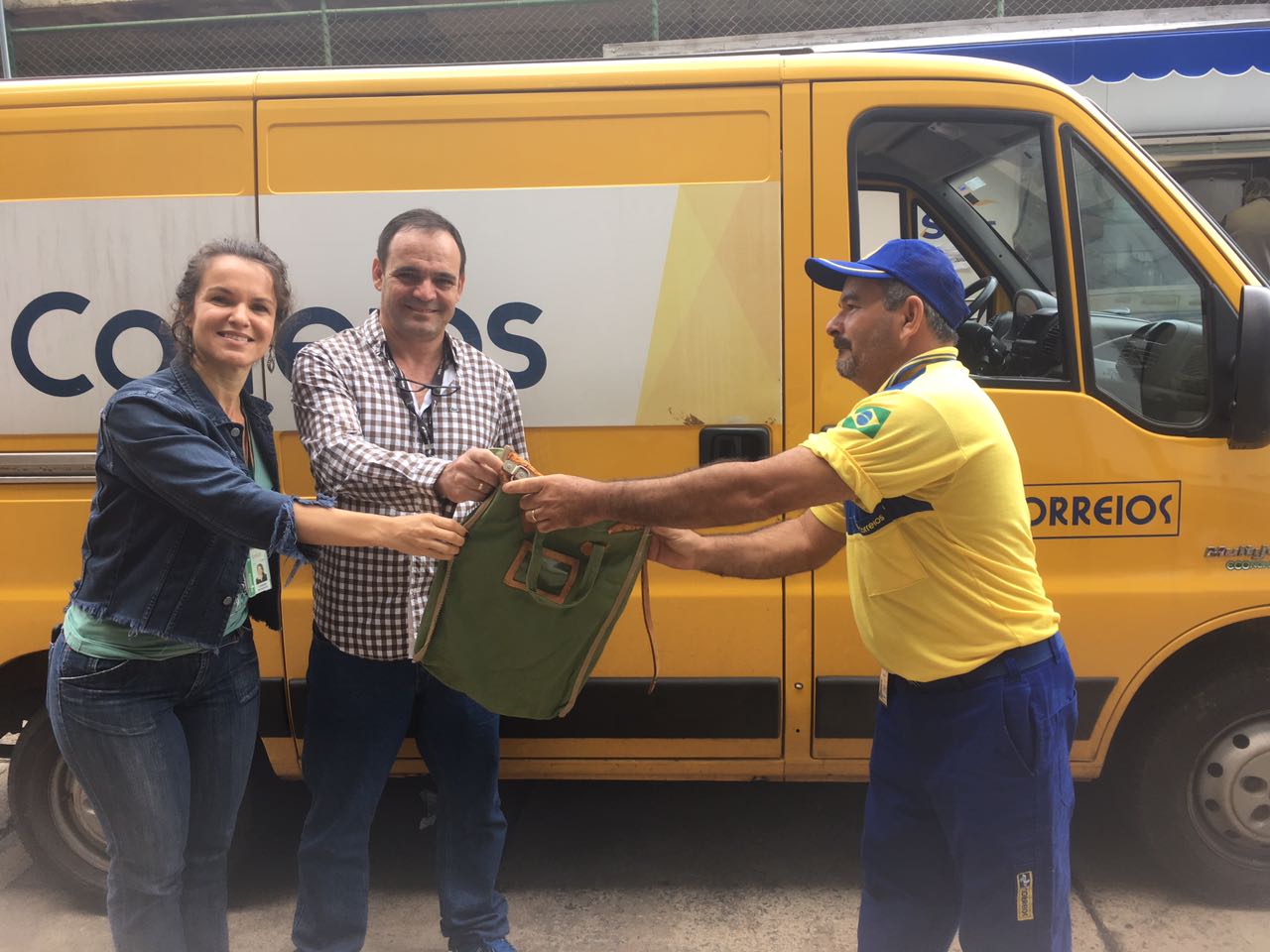 EcoCâmara realiza doação de malotes para programa Ecopostal dos Correios.