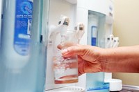 Substituição de garrafas plásticas por filtros de água tem aprovação dos servidores