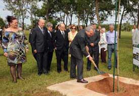 Michel Temer plantando Baobá do Cerrado