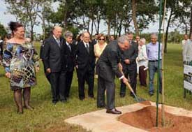 Michel Temer plantando Baobá do Cerrado
