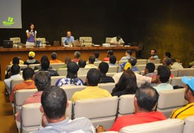 Lavadores recebendo treinamento