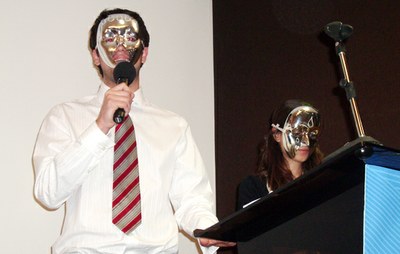 Na foto, participantes do Est&aacute;gio-Visita est&atilde;o com m&aacute;scaras, simulando que s&atilde;o extraterrestres.