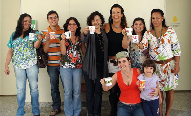 Turma que participou da oficina de pintura canecas