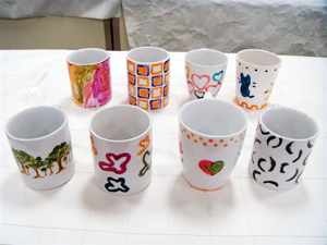 Turma que participou da oficina de pintura canecas 