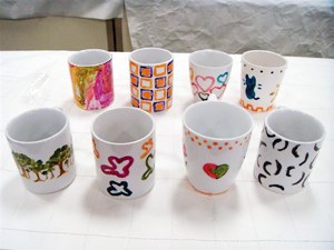 Turma que participou da oficina de pintura canecas 