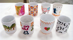 Turma que participou da oficina de pintura canecas