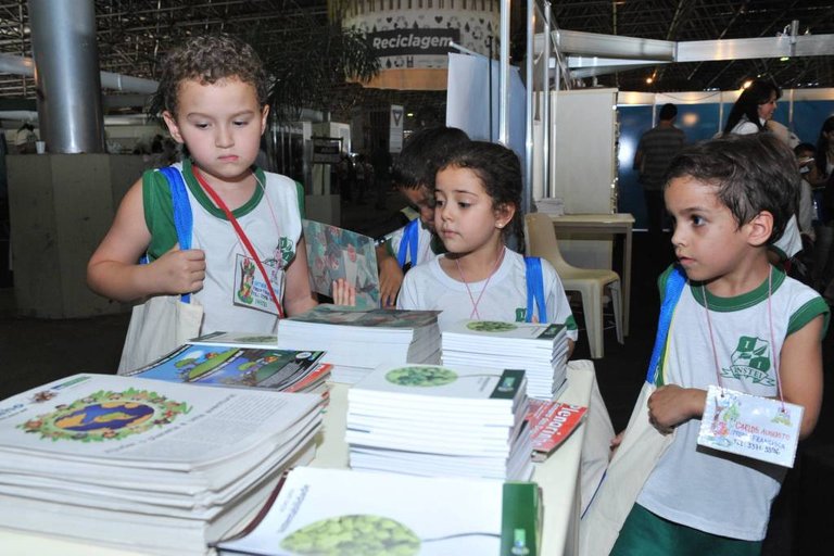 Crianças no Estande da Câmara dos Deputados na Semana Nacional de Ciência e Tecnologia