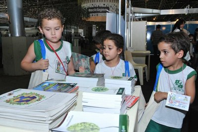 Crianças no Estande da Câmara dos Deputados na Semana Nacional de Ciência e Tecnologia