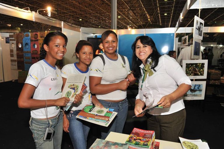 Estudantes no Estande da Câmara dos Deputados na Semana Nacional de Ciência e Tecnologia